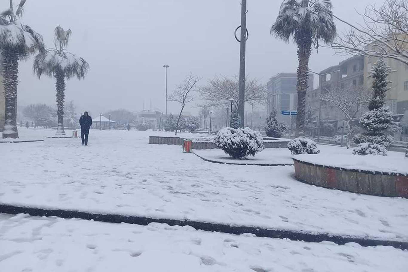 Şanlıurfa'da kar nedeniyle cuma günü de okullar tatil edildi Şanlıurfa'da kar nedeniyle cuma günü de okullar tatil edildi